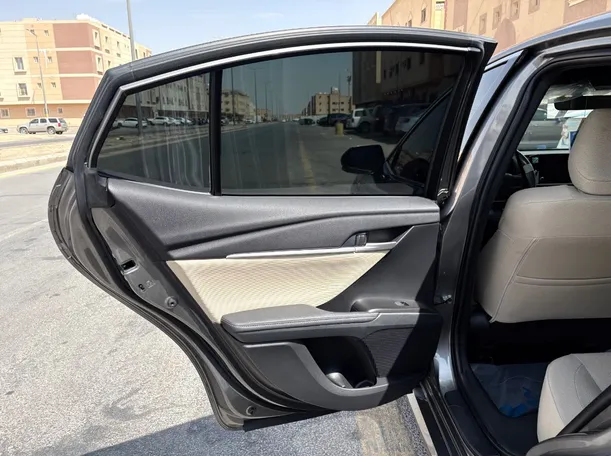 Car image 14