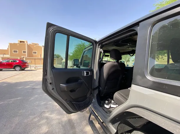 Car image 12