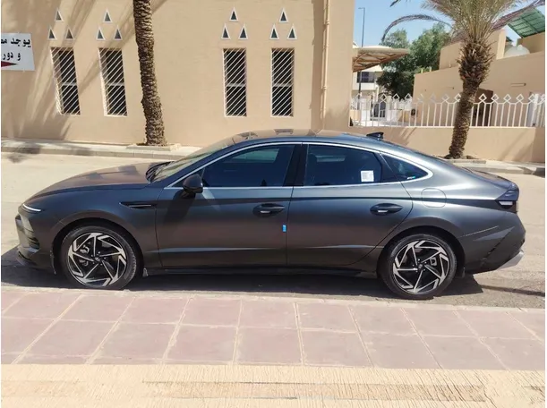 Car image 8