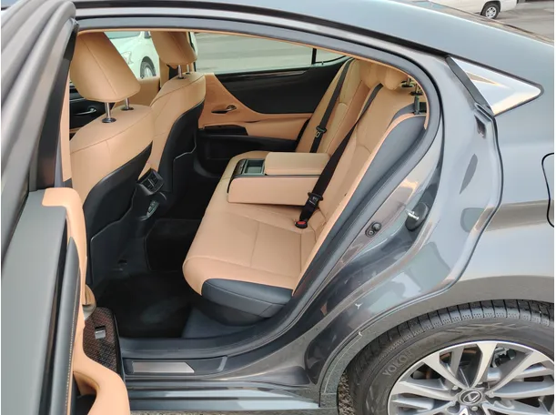 Car image 15