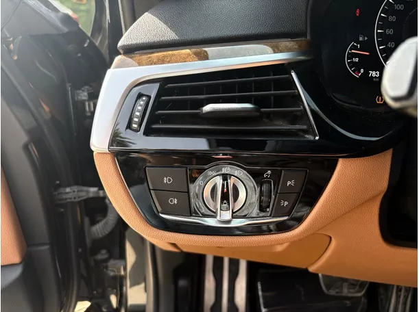 Car image 27