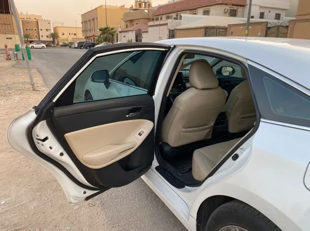 Car image 12