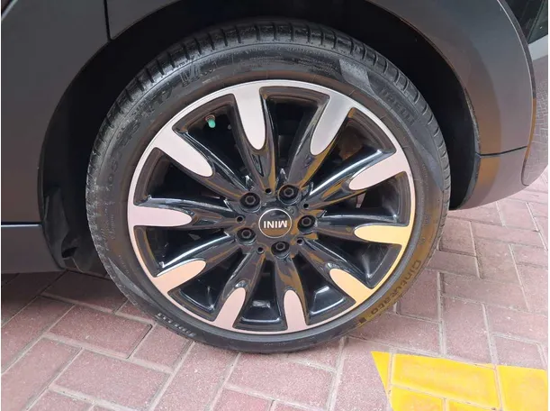Car image 9