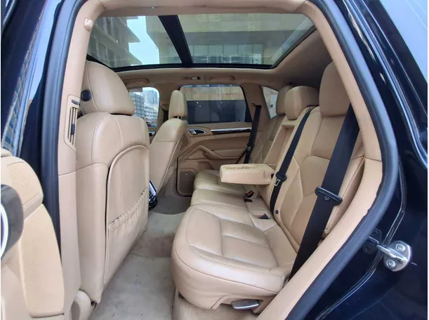 Car image 13