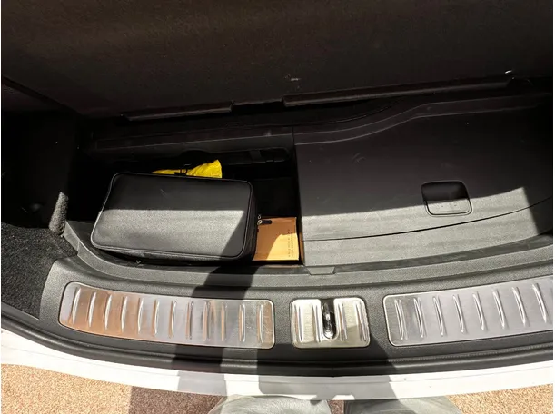 Car image 26