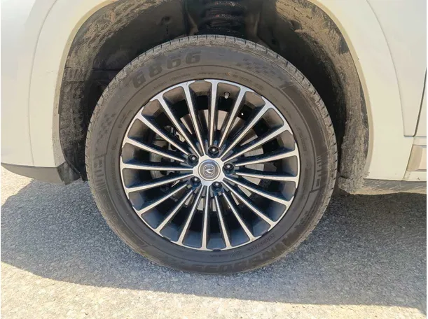 Car image 11