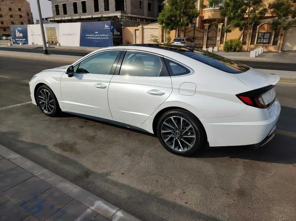 Car image 8