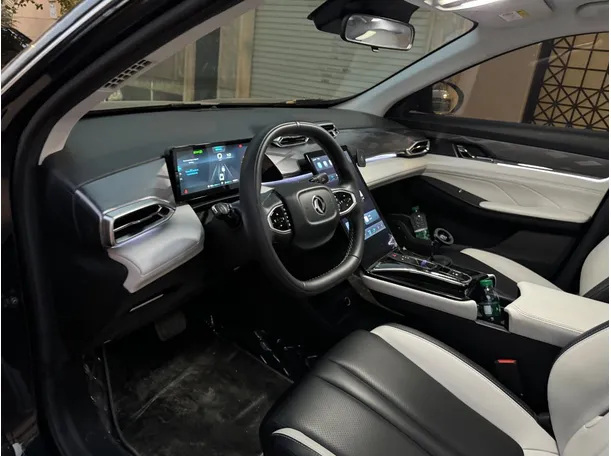 Car image 12