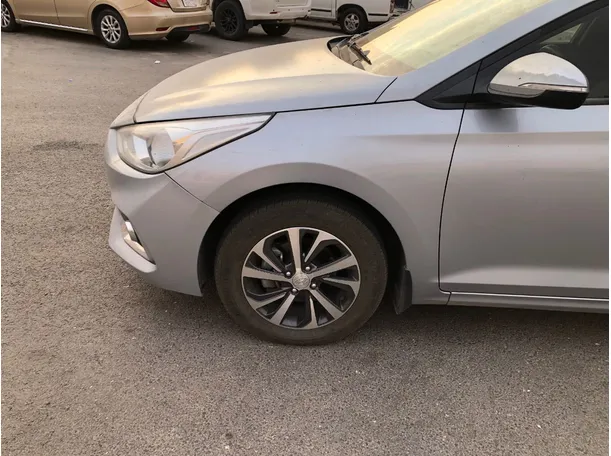 Car image 9