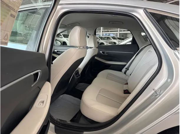 Car image 16