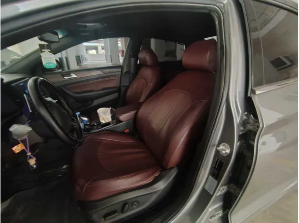 Car image 10