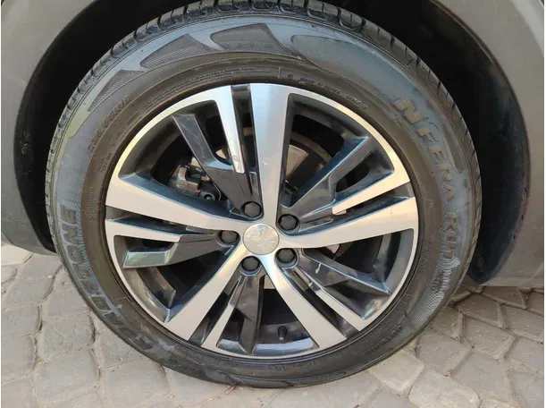 Car image 10