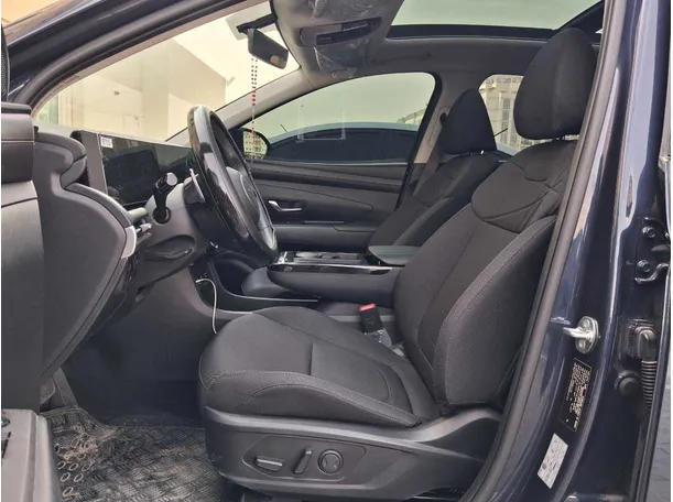 Car image 12