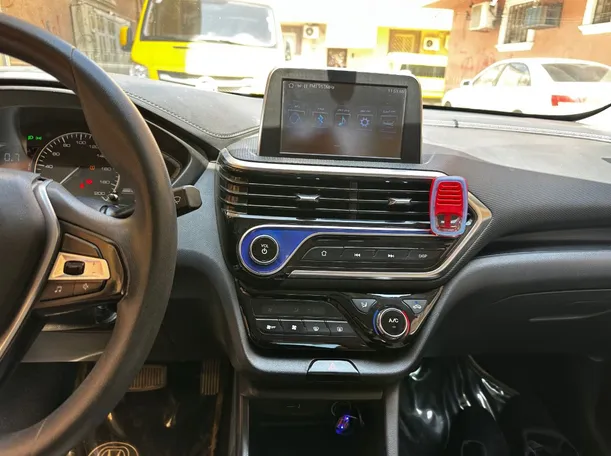 Car image 18