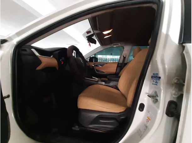 Car image 12