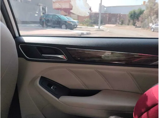 Car image 32