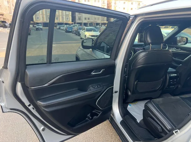 Car image 13