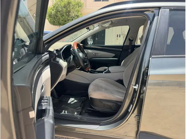 Car image 11