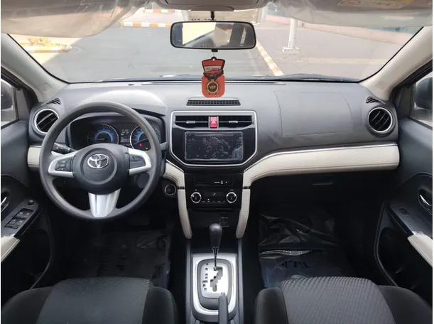 Car image 19