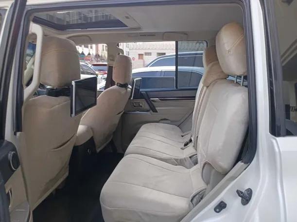 Car image 13
