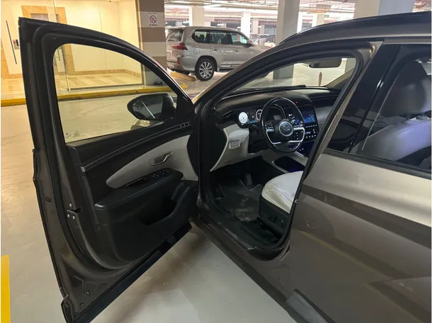 Car image 9