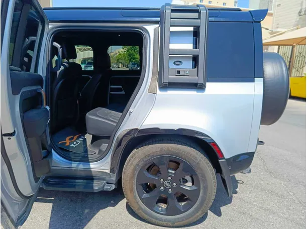 Car image 17