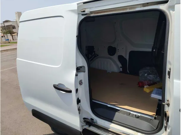 Car image 14