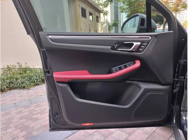 Car image 10
