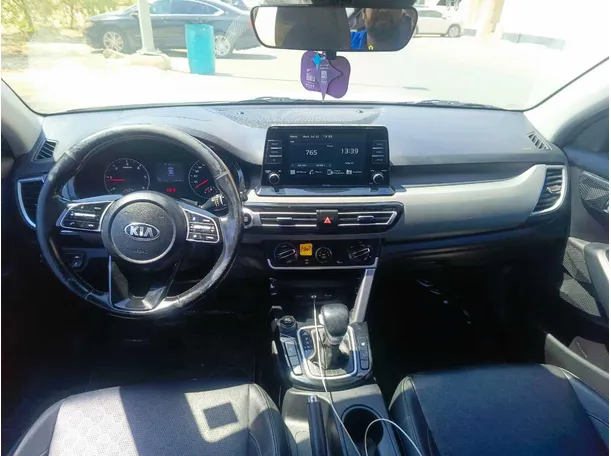Car image 19