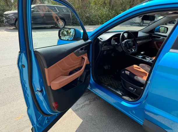 Car image 9