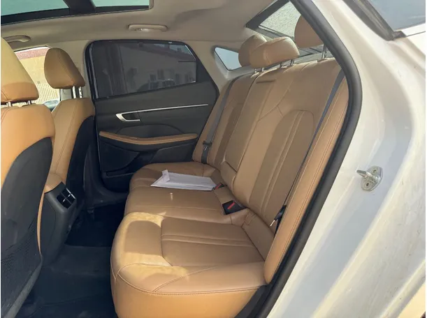 Car image 12