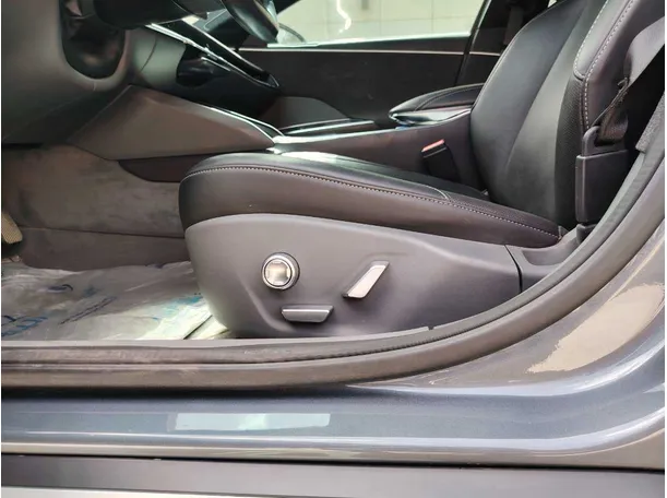 Car image 28