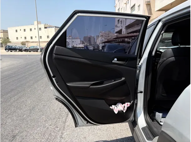 Car image 14