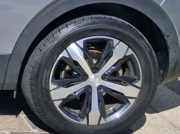 Car image 9