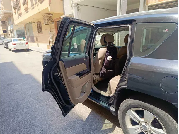 Car image 14