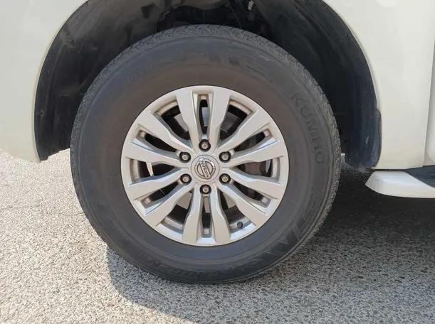 Car image 9
