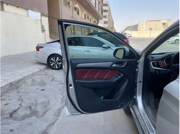 Car image 9