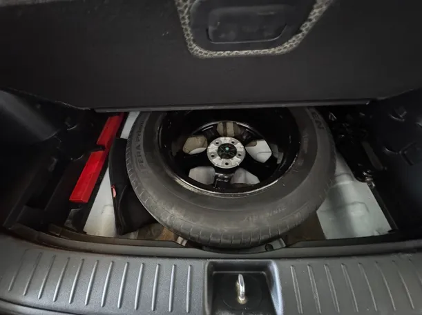 Car image 19