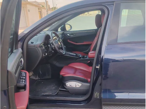 Car image 13