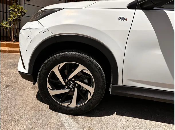 Car image 9