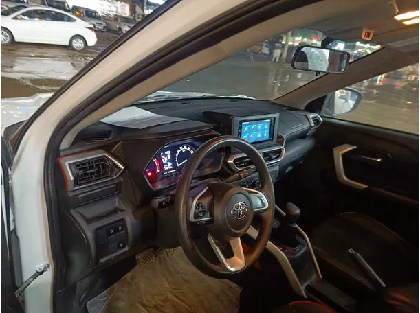 Car image 11