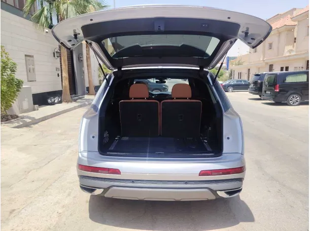 Car image 20