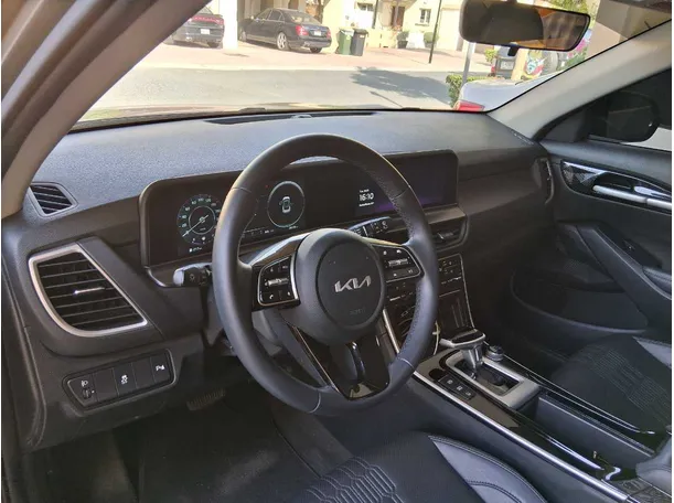 Car image 11