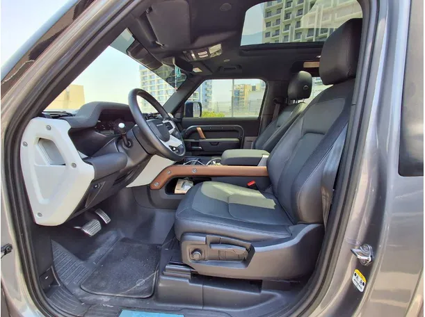 Car image 12