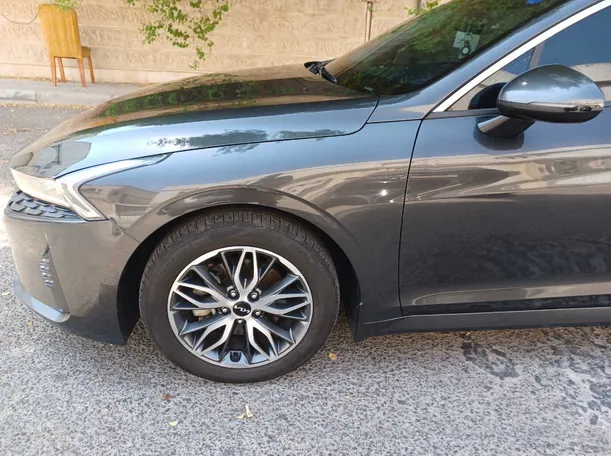 Car image 9