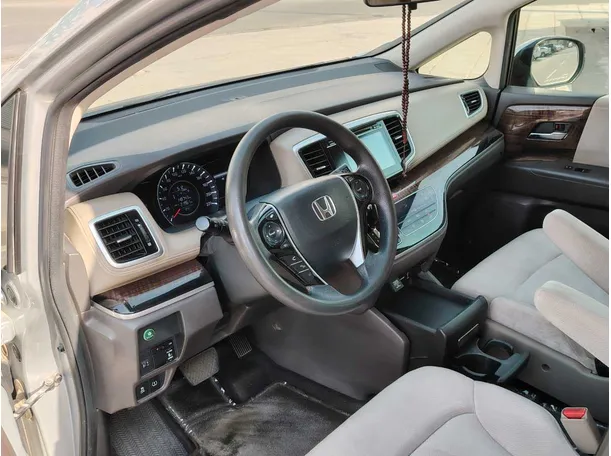 Car image 12