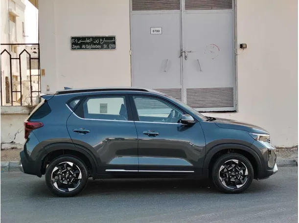 Car image 4