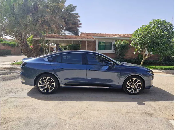 Car image 4