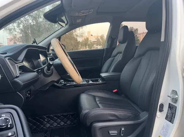 Car image 12