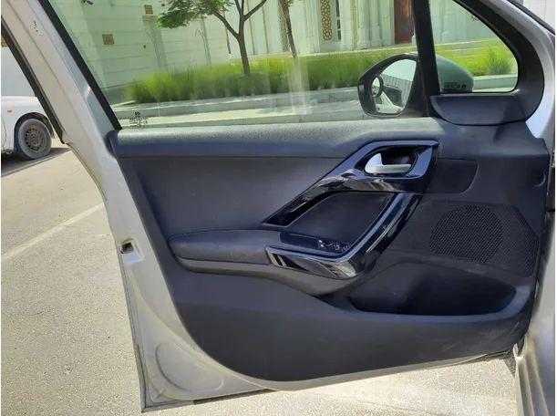 Car image 10